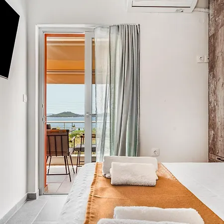 Mella Roa - Amber Apartment