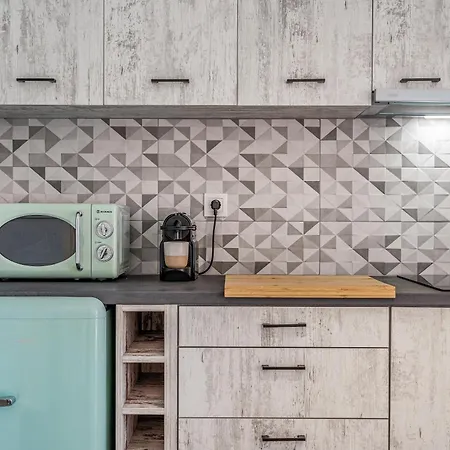 Daire Mella Roa - Amber *